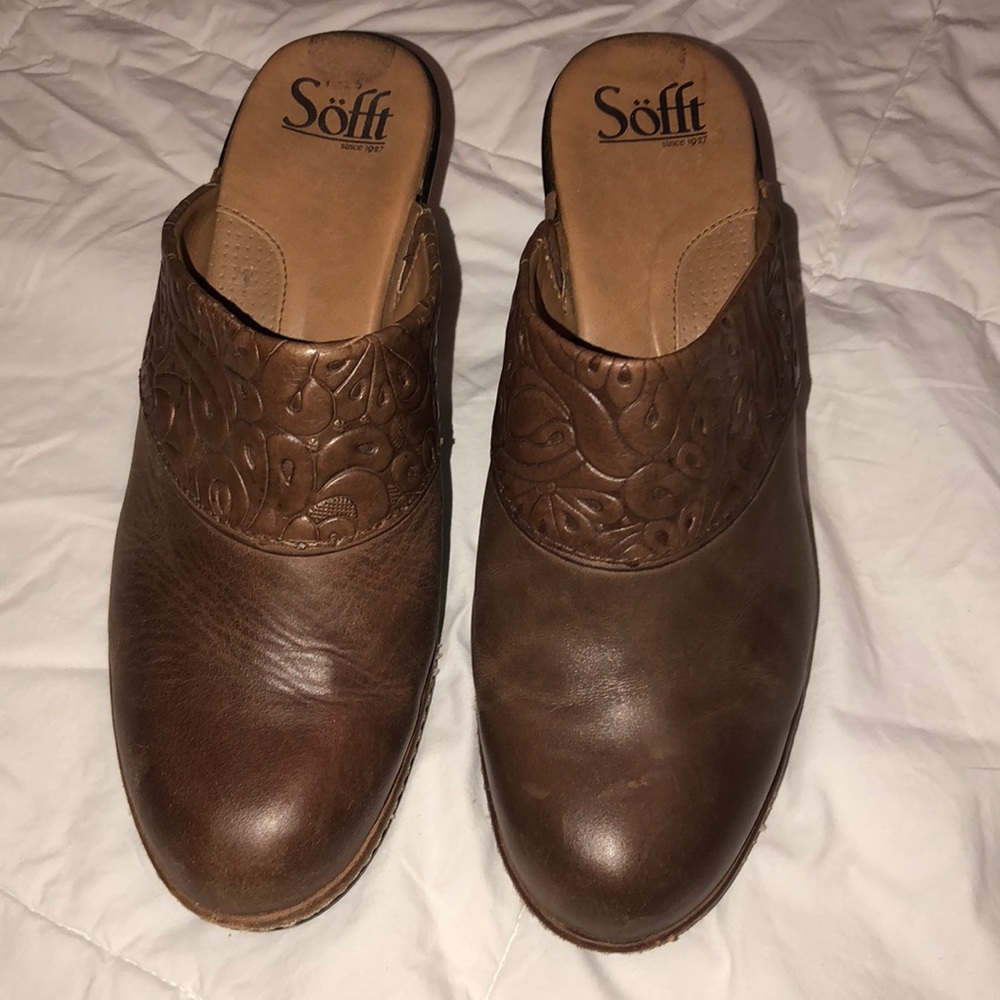 Adorable tan leather clogs